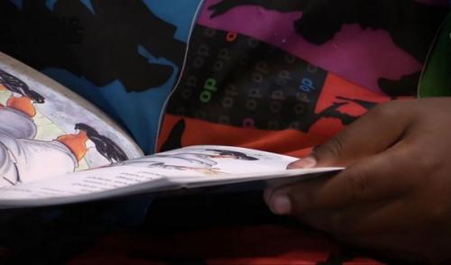 Парикмахер по имени Кортни Холмс из небольшого города в американском штате айова решил внести свой небольшой вклад в воспитание детей в округе. 02