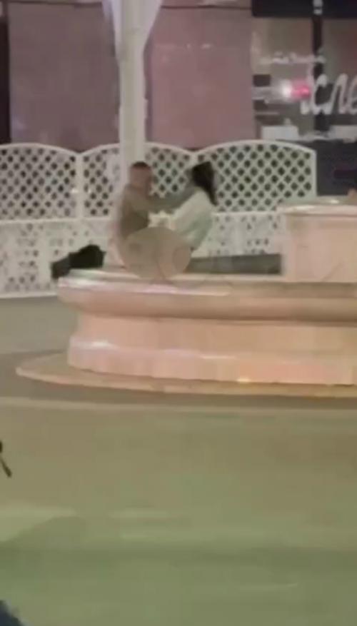 В Калининграде развратная девушка насаживалась на член мужчины прямо на площади победы: за этим наблюдали шокированные школьники. 01