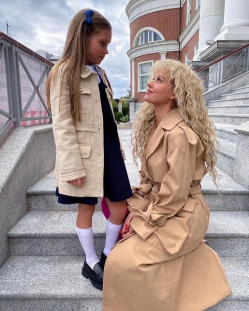 Кристина асмус получает приз в номинации Самая Экстравагантная Мамочка Года на Школьной Линейке 1 Сентября. 03