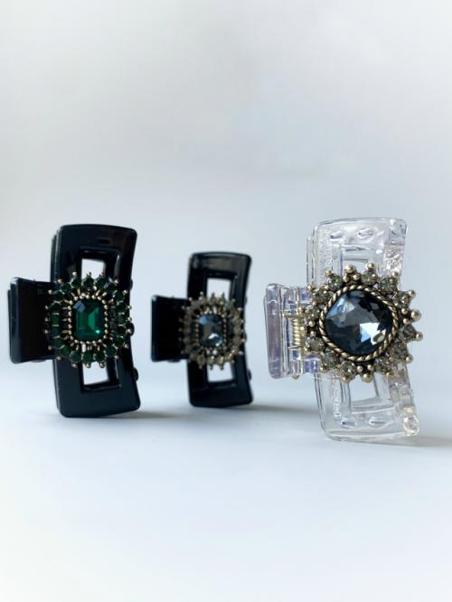 Дождь и ветер могут испортить не только настроение, но и волосы. 01