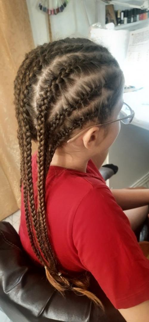 Пока дочка делала уроки, я заплела ей брейды и се косы. 02