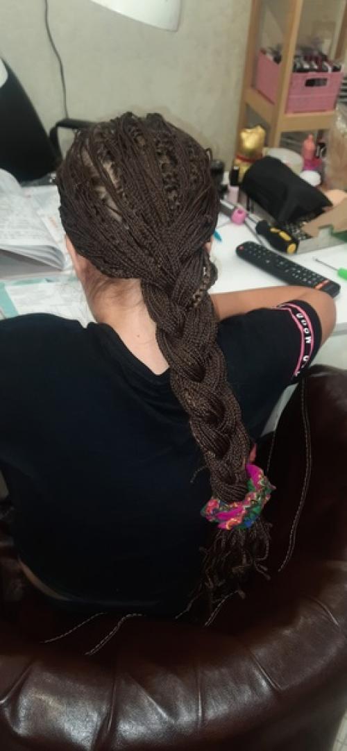 Пока дочка делала уроки, я заплела ей брейды и се косы. 04