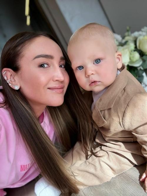 Ровно год, как Ольга Бузова стала крестной мамой сына Марии погребняк! 01