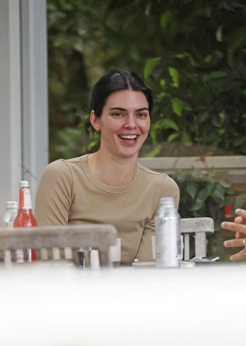 Папарацци сделали свежие фото Кендалл дженнер без макияжа. 01