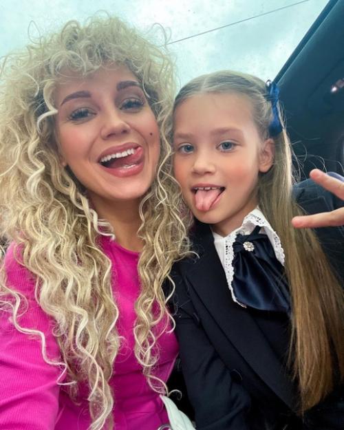 Кристина асмус получает приз в номинации Самая Экстравагантная Мамочка Года на Школьной Линейке 1 Сентября. 02