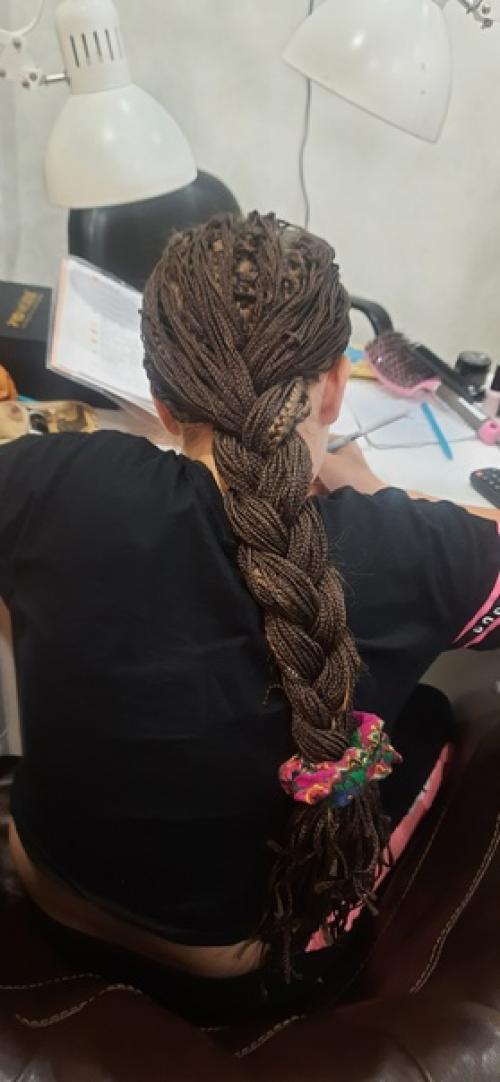 Пока дочка делала уроки, я заплела ей брейды и се косы. 05