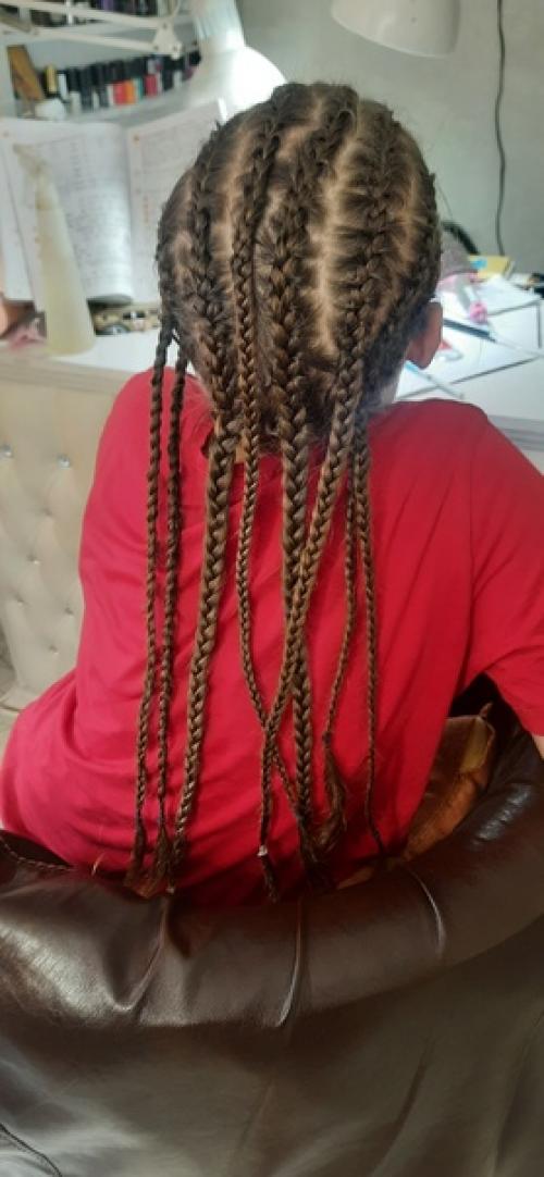 Пока дочка делала уроки, я заплела ей брейды и се косы. 01