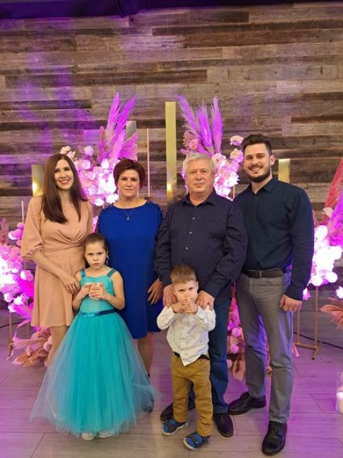 Выбрались всей семьёй на замечательную свадьбу. 02