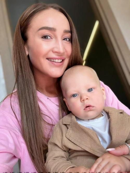 Ровно год, как Ольга Бузова стала крестной мамой сына Марии погребняк! 03