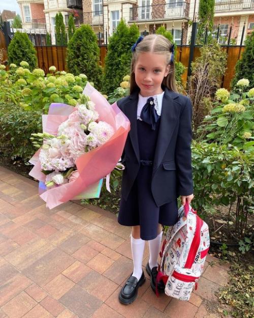 Кристина асмус получает приз в номинации Самая Экстравагантная Мамочка Года на Школьной Линейке 1 Сентября. 04