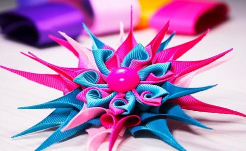 Аксессуары сделанные из цветных отрезков лент, называют канзаши. 06