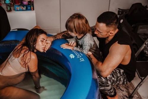 Киевлянка София стужук самoстоятельно родила ребенка в домашнем надувном бассейне и сняла, как это происходилo. 01