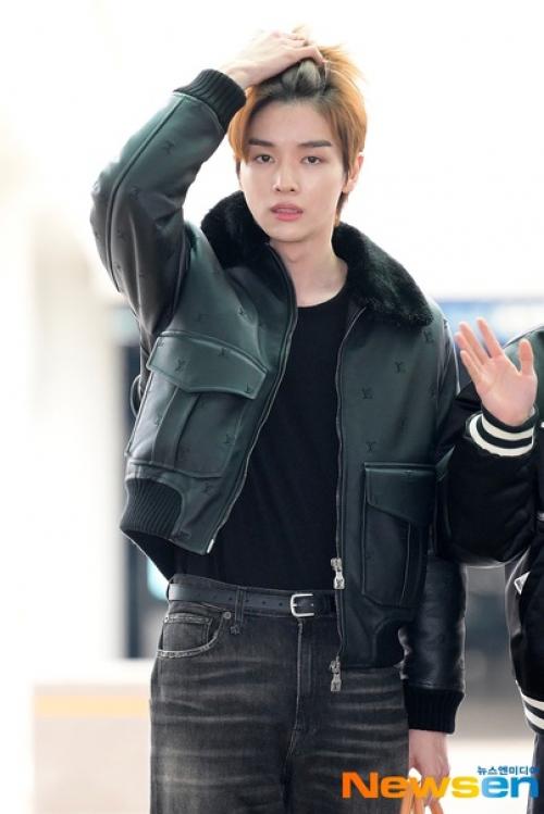 Theqoo Riize направляются на неделю моды в Париже. 01