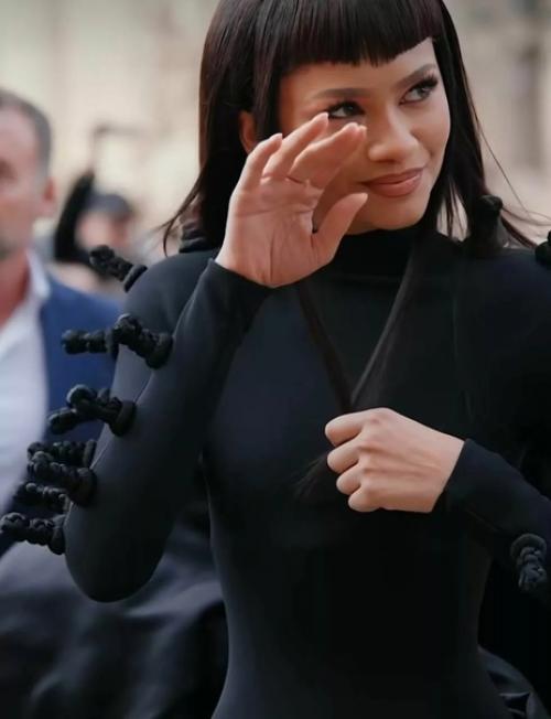 Новый выход зендаи на показе Schiaparelli настоящей модной сенсацией стал. 03