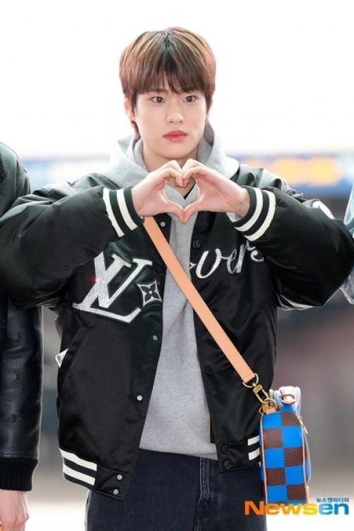 Theqoo Riize направляются на неделю моды в Париже. 04