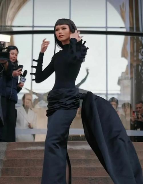 Новый выход зендаи на показе Schiaparelli настоящей модной сенсацией стал. 04