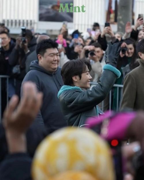 Theqoo j - Hope из BTS получил приглашение в Hermes. 08