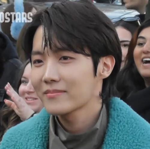 Theqoo j - Hope из BTS получил приглашение в Hermes. 09