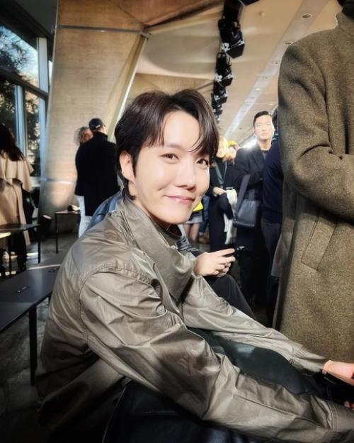 Theqoo j - Hope из BTS получил приглашение в Hermes. 07