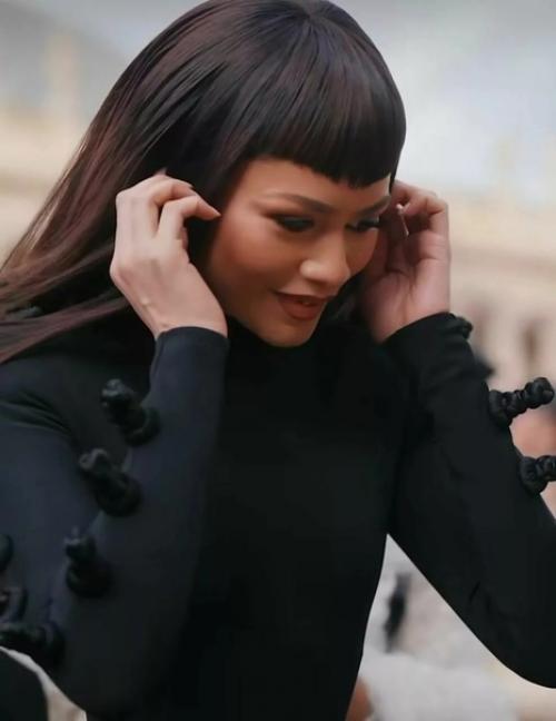 Новый выход зендаи на показе Schiaparelli настоящей модной сенсацией стал. 02