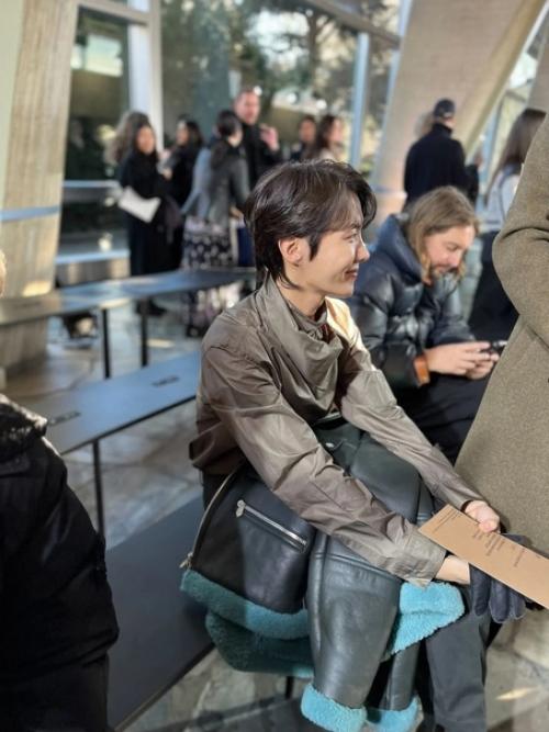 Theqoo j - Hope из BTS получил приглашение в Hermes. 06