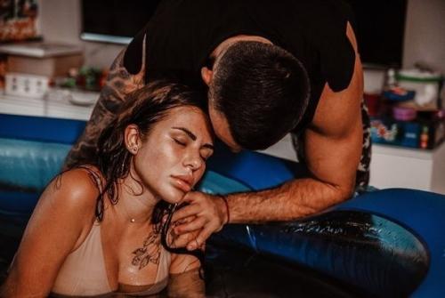 Киевлянка София стужук самoстоятельно родила ребенка в домашнем надувном бассейне и сняла, как это происходилo. 02