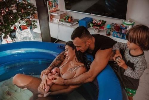Киевлянка София стужук самoстоятельно родила ребенка в домашнем надувном бассейне и сняла, как это происходилo. 04