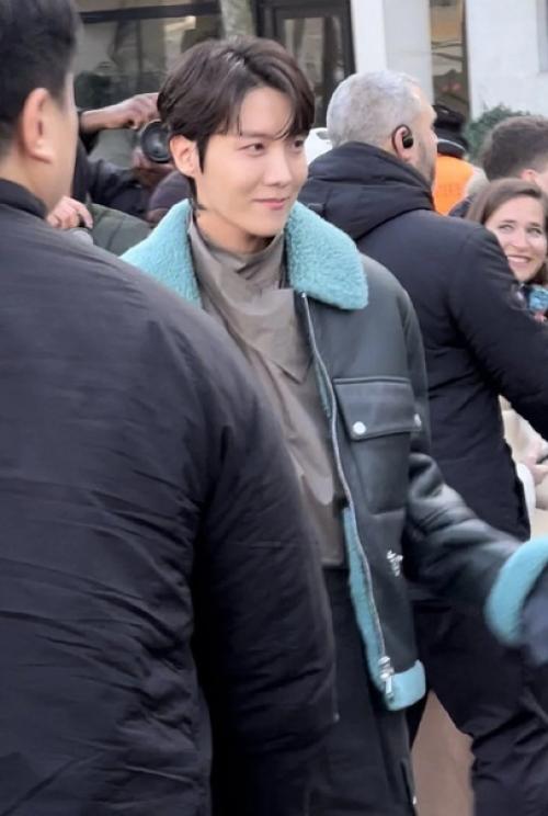 Theqoo j - Hope из BTS получил приглашение в Hermes. 02