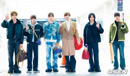 Theqoo Riize направляются на неделю моды в Париже. 06