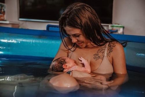 Киевлянка София стужук самoстоятельно родила ребенка в домашнем надувном бассейне и сняла, как это происходилo. 03