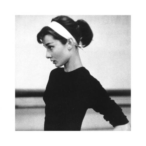 - я верю в маникюр, в кричащую одежду, в то, что на отдыхе тоже необходимо делать причёску и наносить губную помаду. 03