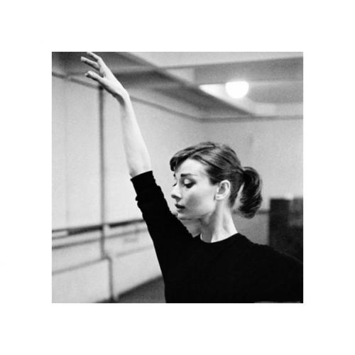 - я верю в маникюр, в кричащую одежду, в то, что на отдыхе тоже необходимо делать причёску и наносить губную помаду. 05