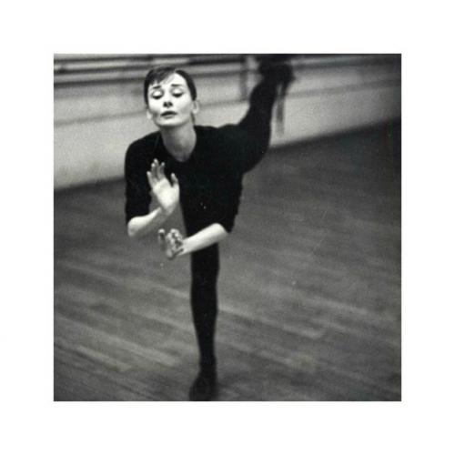 - я верю в маникюр, в кричащую одежду, в то, что на отдыхе тоже необходимо делать причёску и наносить губную помаду. 02