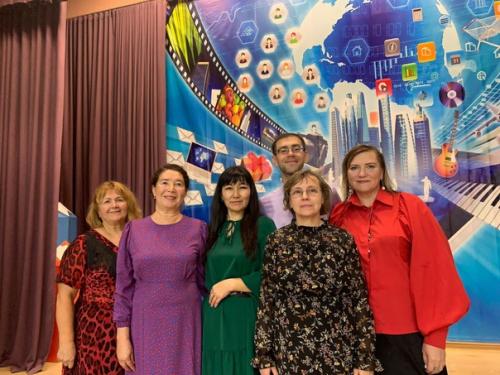 Воскресный день протанцевали, спектр выступающих широк, от мала - до велика танцевали. 01