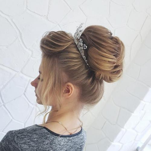 Вот такую красоту собирали с ученицей на уроке курса Вечерние и Свадебные Прически. 01