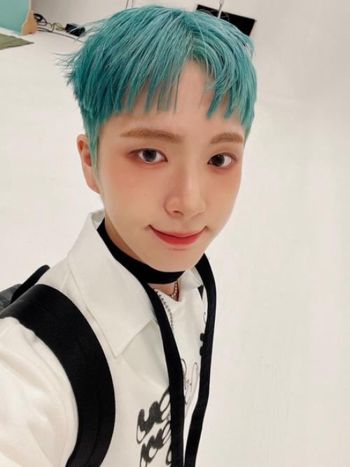 Сначала Кевину было неловко потому что у него давно не было короткой причёски, но он уже привык. 01