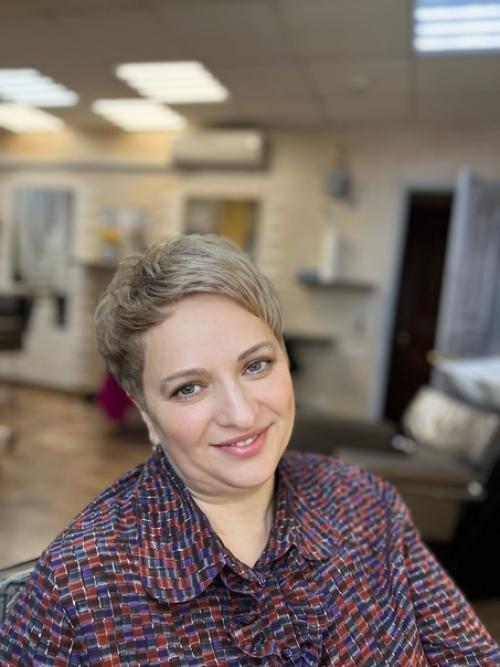 Дорогие женские стрижки требуют скорее не огромных трат, а тщательности в выборе мастера, дальнейшем уходе и регулярном обновлении цвета и формы. 01