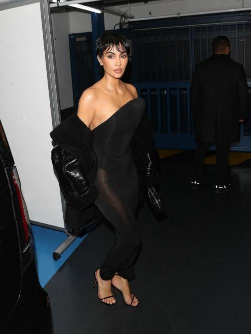 Ким сделала пикси в стиле своей мамы Крис дженнер - как же в этом парике (надеемся, что это парик) они похожи. 01