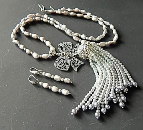 Сотуар берет своё название от французского Porter en Sautoir, что в переводе означает: 01