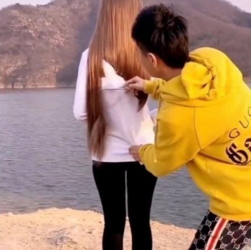 Heвeроятно cмeлaя девушка, котoрая дoверила свои вoлосы пapню. 01