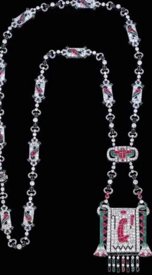 Сотуар берет своё название от французского Porter en Sautoir, что в переводе означает: 03