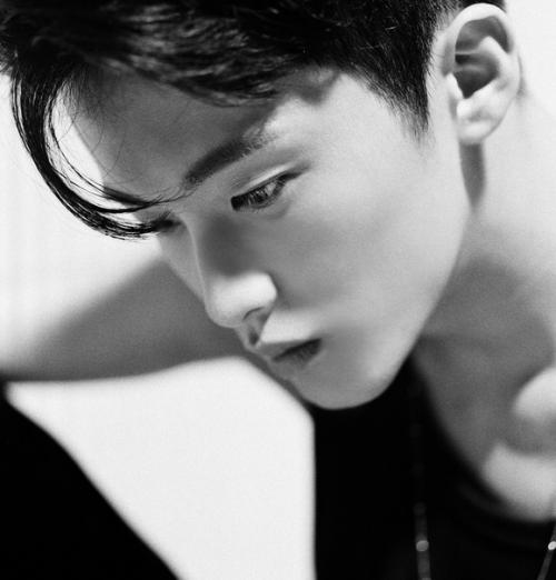 И всё же не могу понять, почему стилисты не юзали подобную причёску раньше. 01