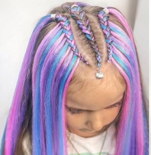 Девочка попросила маму сделать ей прическу, как у героини одной из сказок. 01