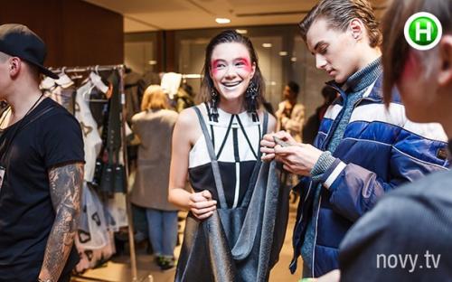 Дев'ять учасниць реаліті Супермодель по -українськи дефілювали на показах спеціального проекту для молодих дизайнерів. 05