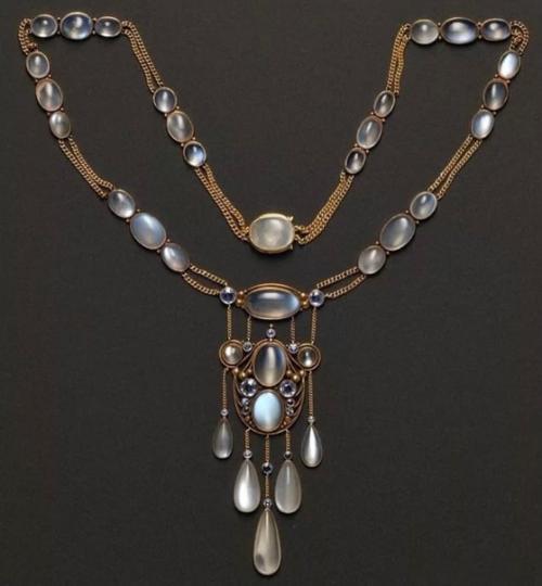 Сотуар берет своё название от французского Porter en Sautoir, что в переводе означает: 04