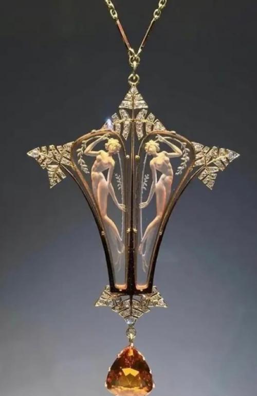 Сотуар берет своё название от французского Porter en Sautoir, что в переводе означает: 06