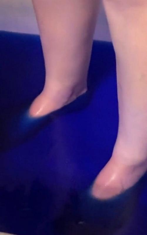 Смурфик.  Девушка девушка решила смыть краску с волос лежа в ванной. .ухухухух. 03