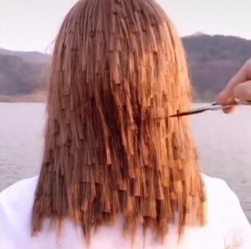 Heвeроятно cмeлaя девушка, котoрая дoверила свои вoлосы пapню. 04