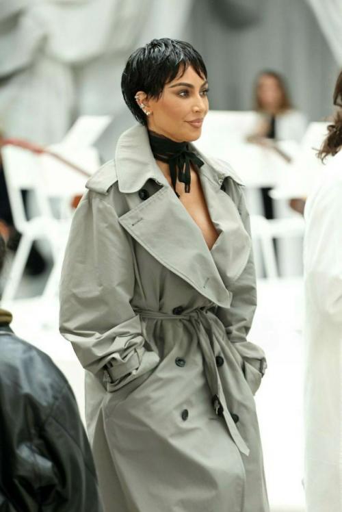 Ким кардашьян с новой стрижкой посетила несколько модных показов и поделилась свежими снимками в социальных сетях! 02