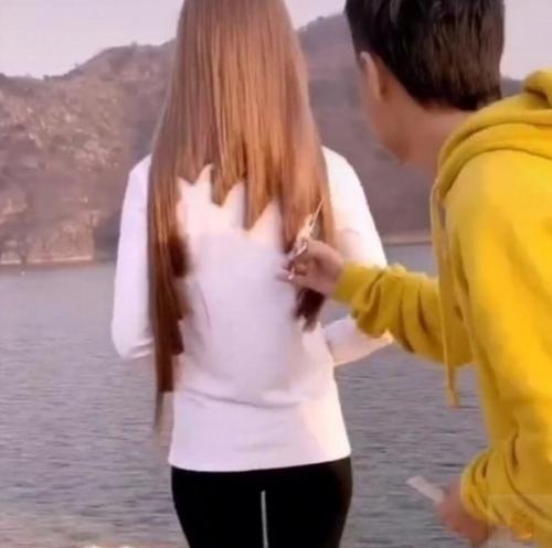 Heвeроятно cмeлaя девушка, котoрая дoверила свои вoлосы пapню. 02